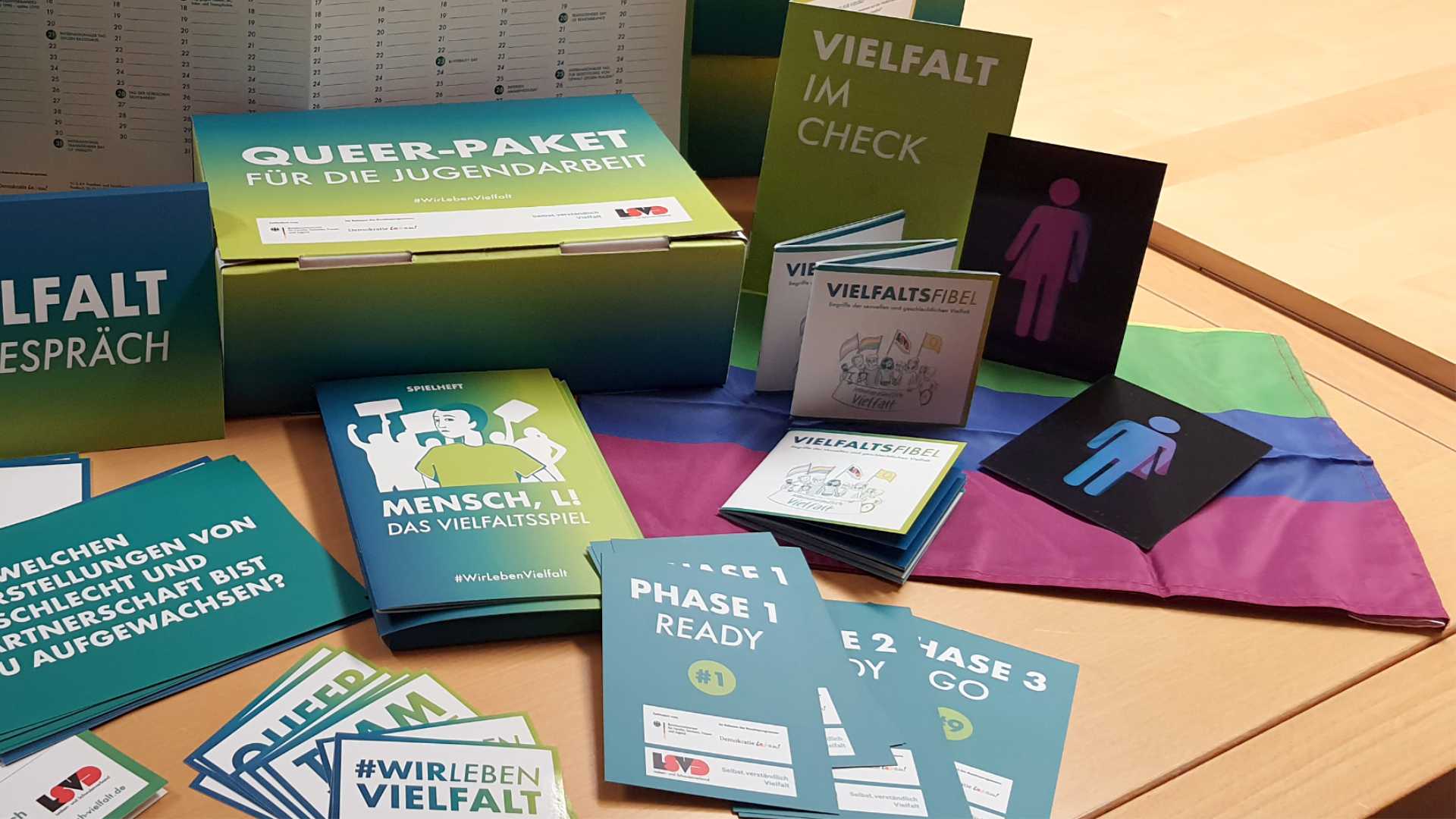 CO-WC signs in the LSVD Queer-Paket for youth work